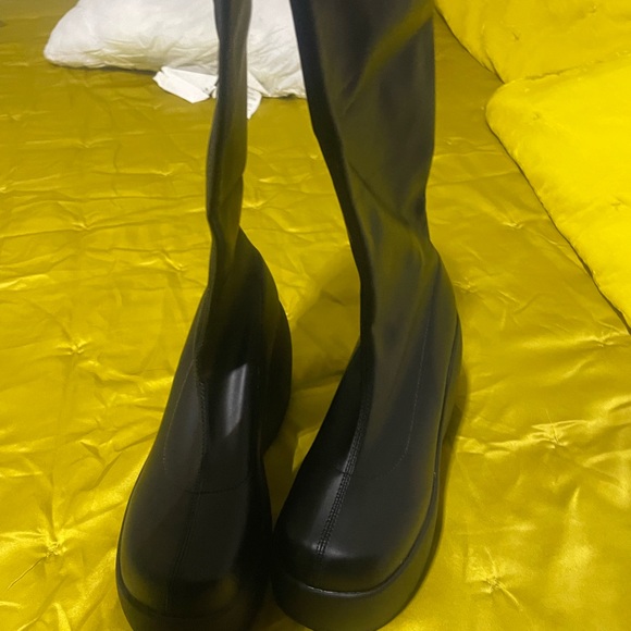 Sleek Knee high boot to fit any leg with platform bottom. Boot is light weight - Picture 3 of 4